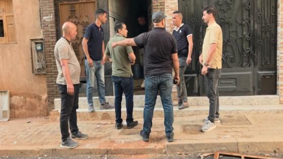 توقيف مشتبه فيه باحتجاز سيدتين والاعتداء جنسيا على إحداهما ومحاولة إضرام النار