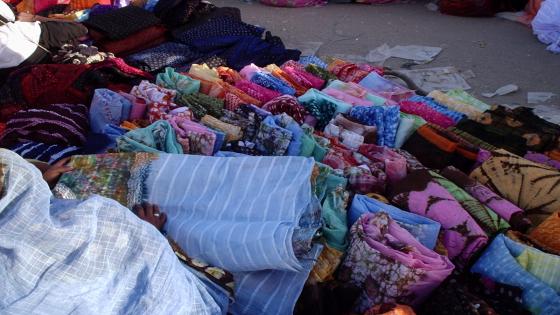 جمارك طنجة تحجز أزيد من 26 ألف وحدة من ملابس مهربة تحمل علامات تجارية عالمية